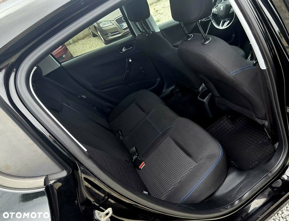 Peugeot 208 - 18