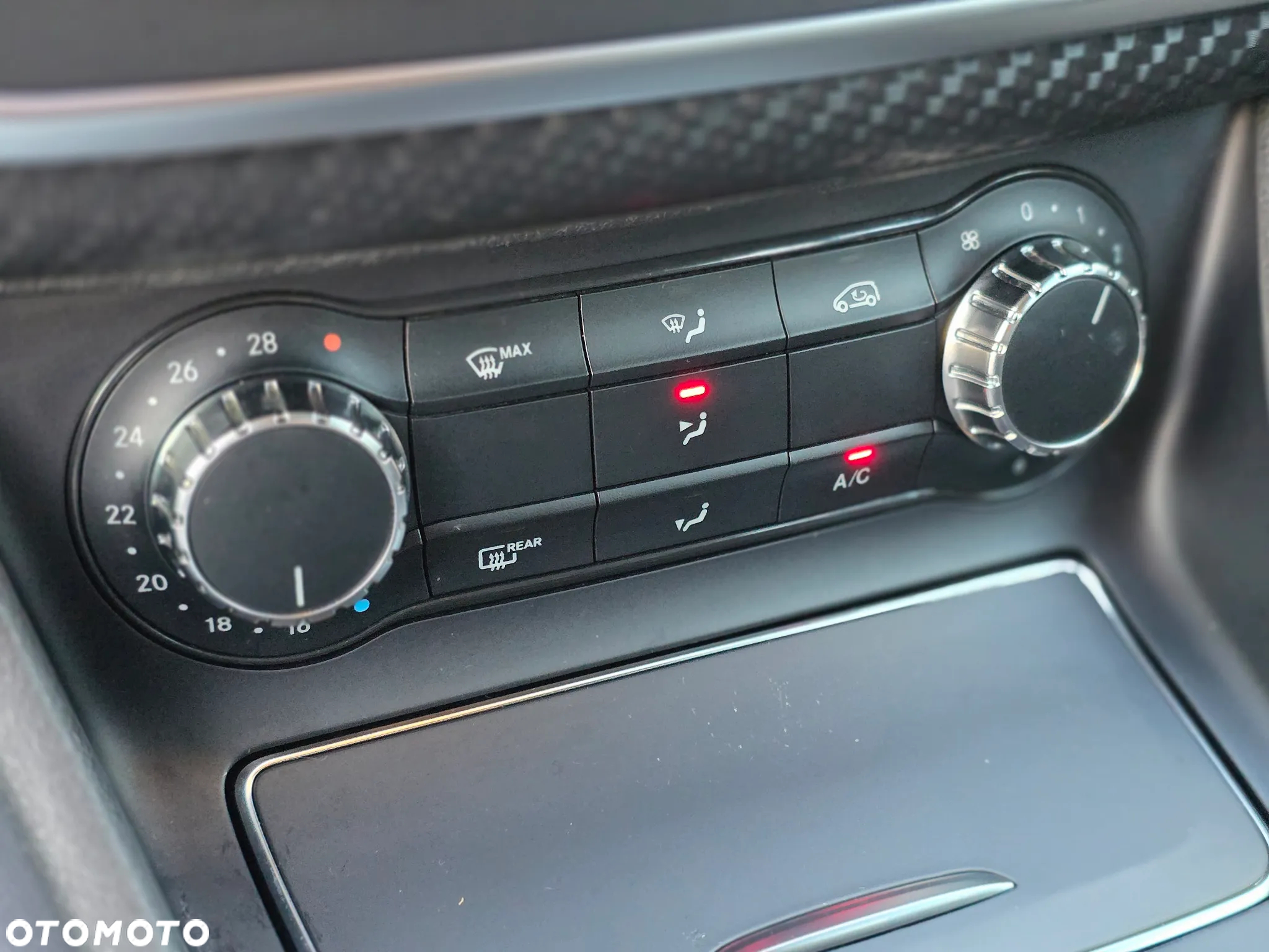 Mercedes-Benz GLA 180 7G-DCT Style - 24