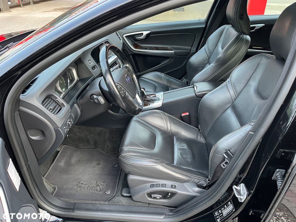 Volvo V60 D6 AWD Plug-in Hybrid R-Design Summum - 13