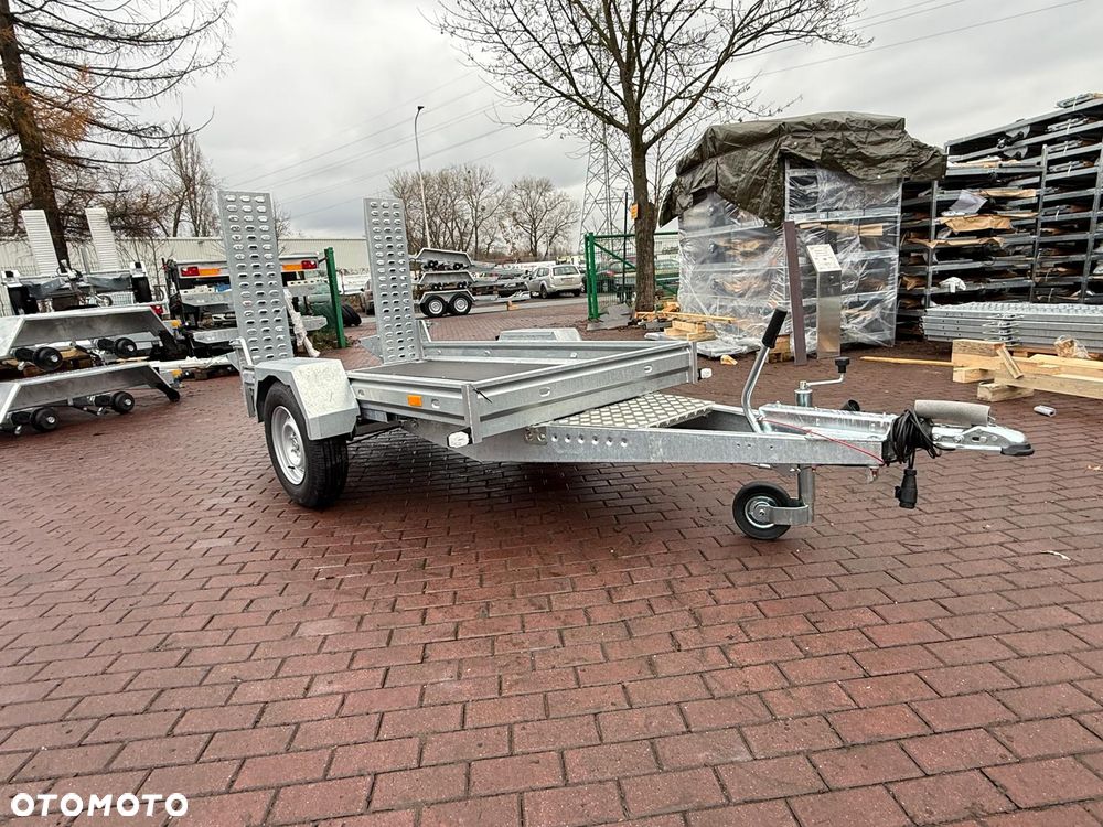 Niewiadów Przyczepa do przewozu sprzętu budowlanego Niewiadów K1325 254x132x15cm DMC 1300 kg 1 oś pod mikrokoparkę minikoparka MOTOMUS - 1