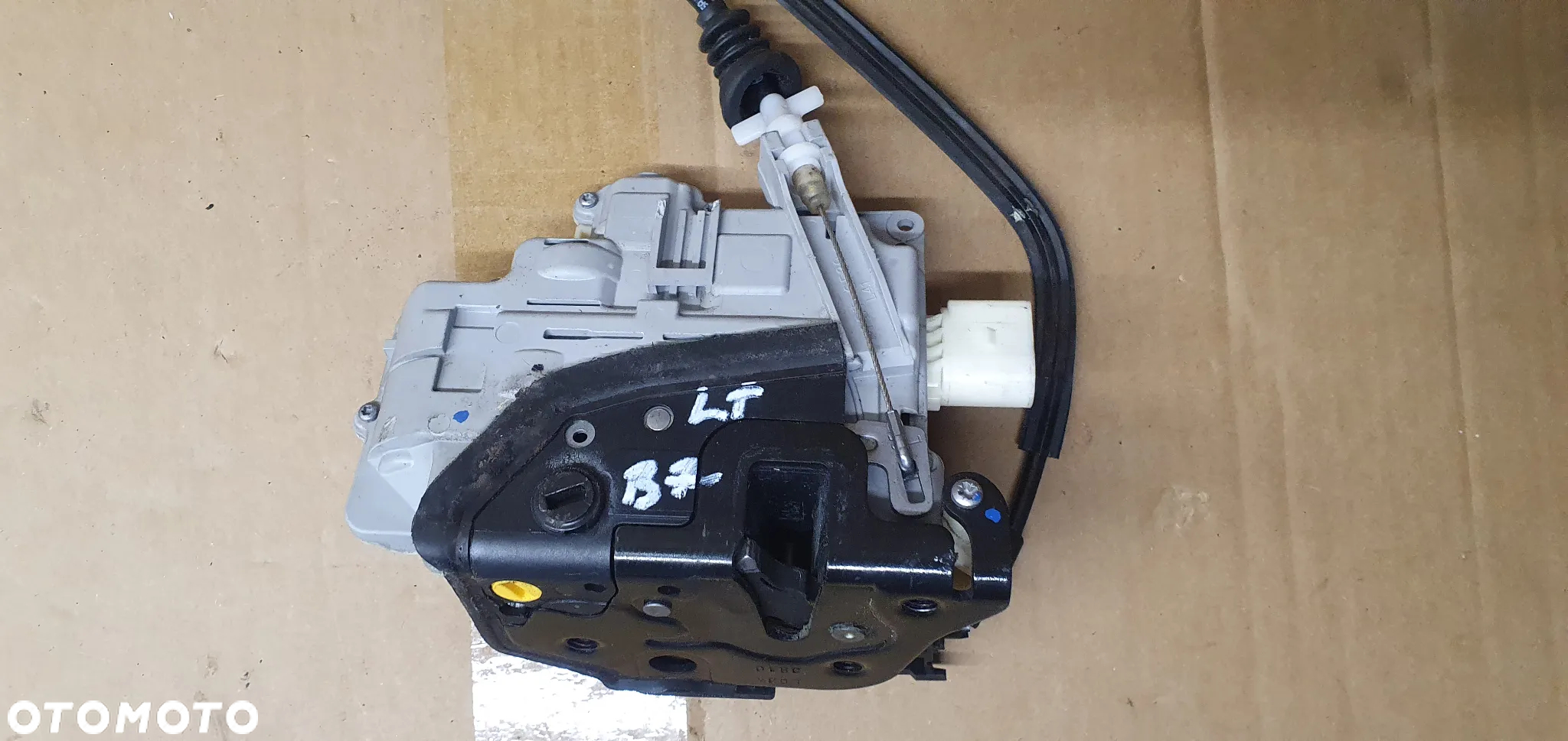 Zamek drzwi lewy tył tylny VW Passat B7 3C4839015A - 3