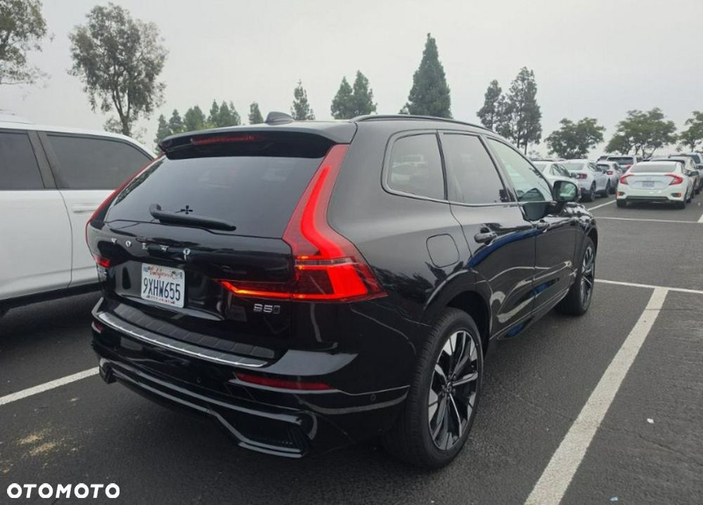 Volvo XC 60 B5 B AWD Plus Dark - 4