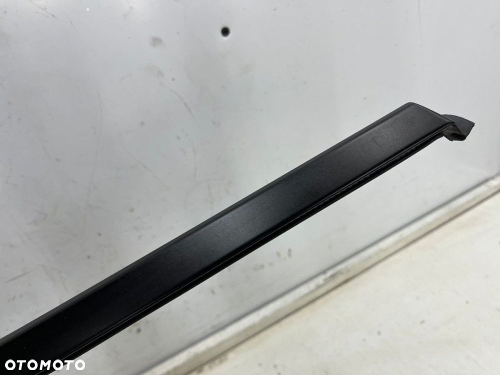 Listwa Porsche Macan 95b 14r czarny mat prawa przednia listwa zgarniająca uszczelka zewnętrzna drzwi - 3