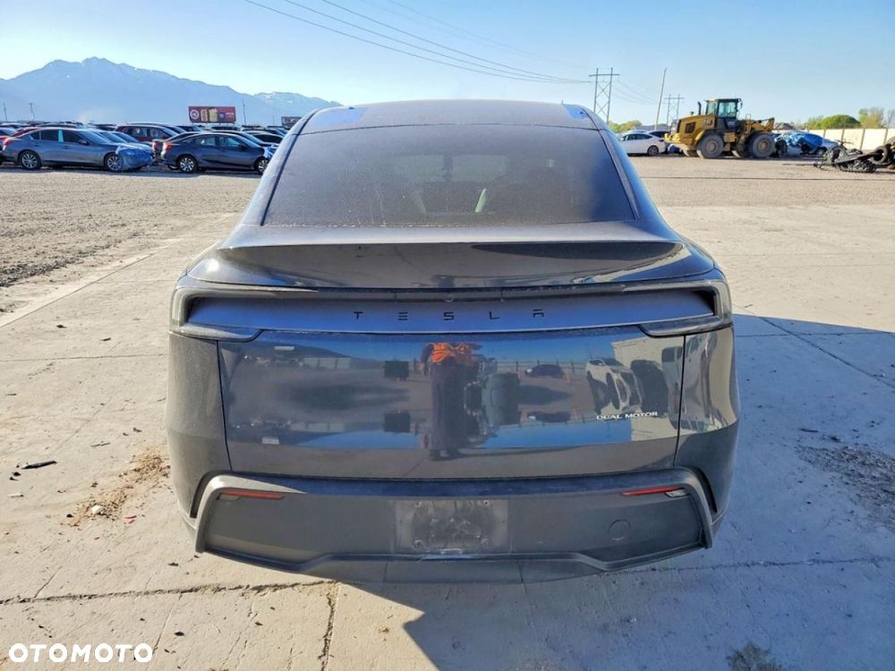 Tesla Model Y - 6