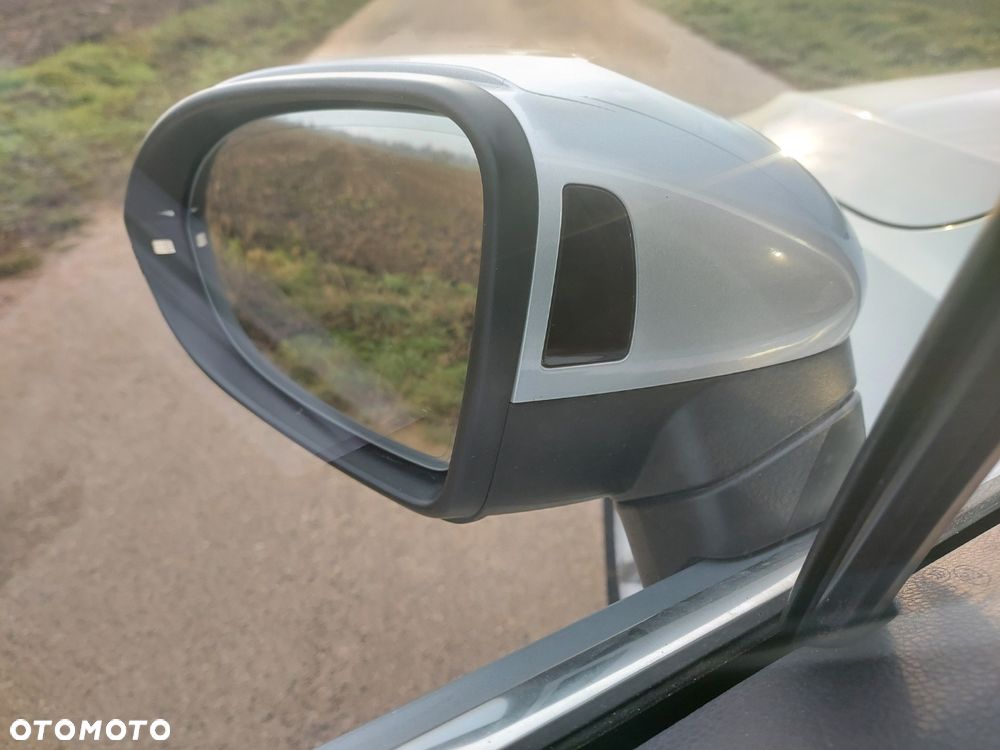 Volkswagen Passat Variant 2.0 TDI SCR DSG BlueMotion Comfortline - 13