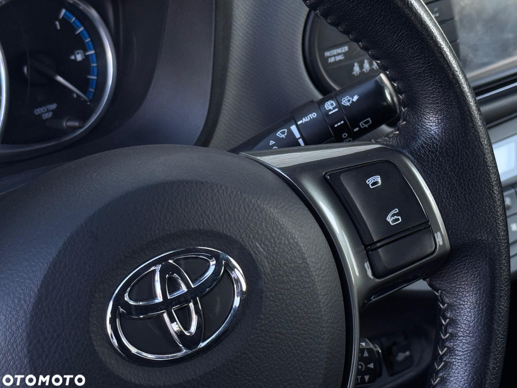 Toyota Yaris Hybrid 100 Premium - 26