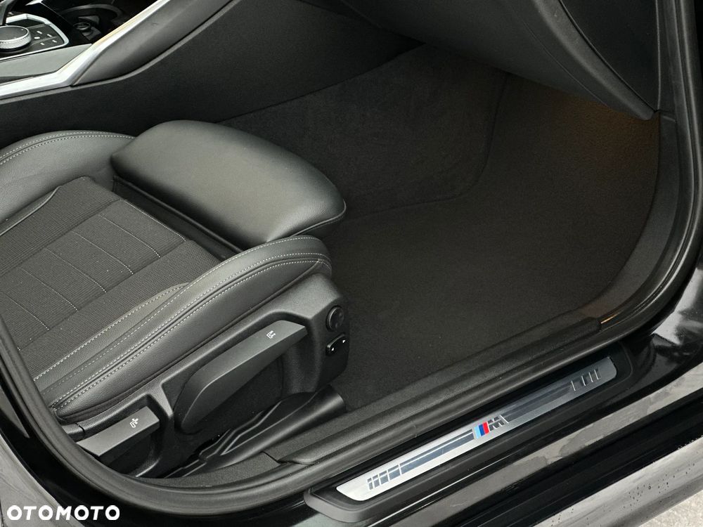BMW Seria 3 330i M Sport - 12