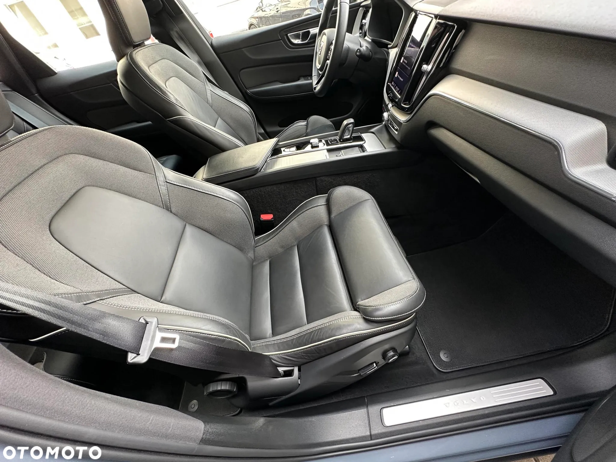 Volvo XC 60 B4 D AWD Plus Dark - 19