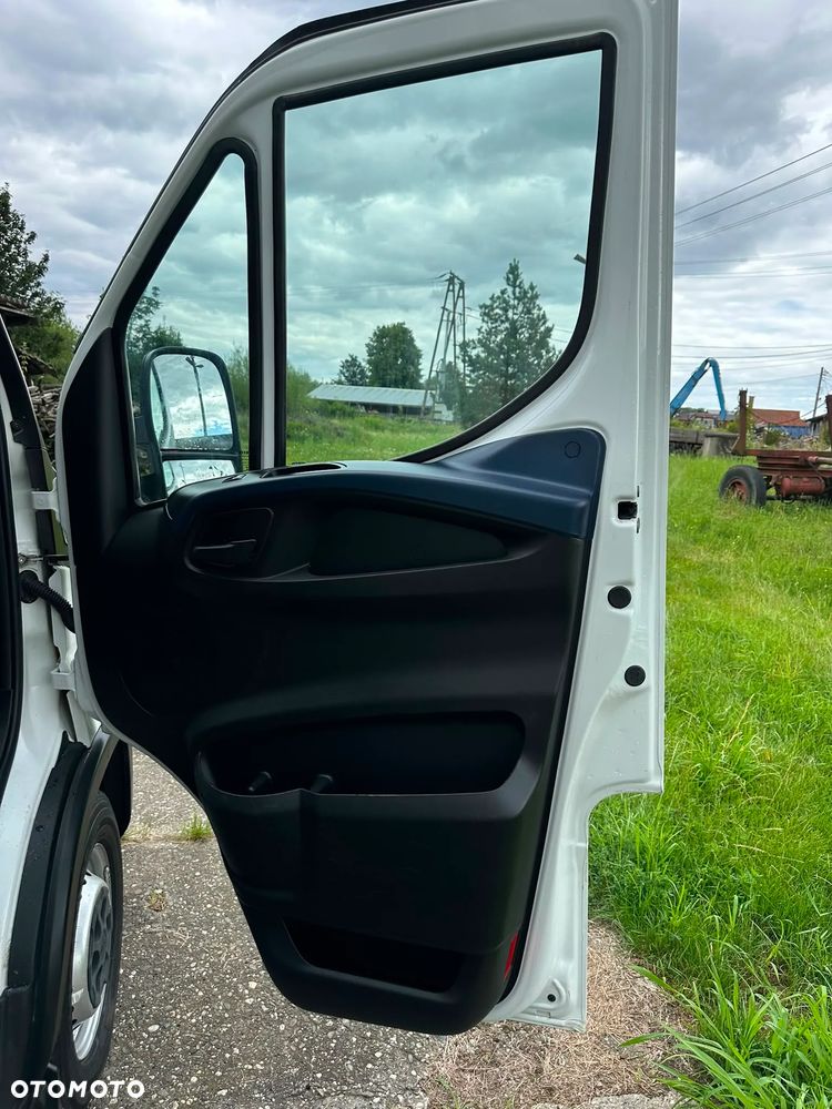Iveco Daily KONTENER+WINDA (udźwig 750kg) 2.3 diesel 156 kM automat 2021 WEBASTO, KAMERA COFANIA, GWARANTOWANY NIEWIELKI PRZEBIEG 160tyś. - 25