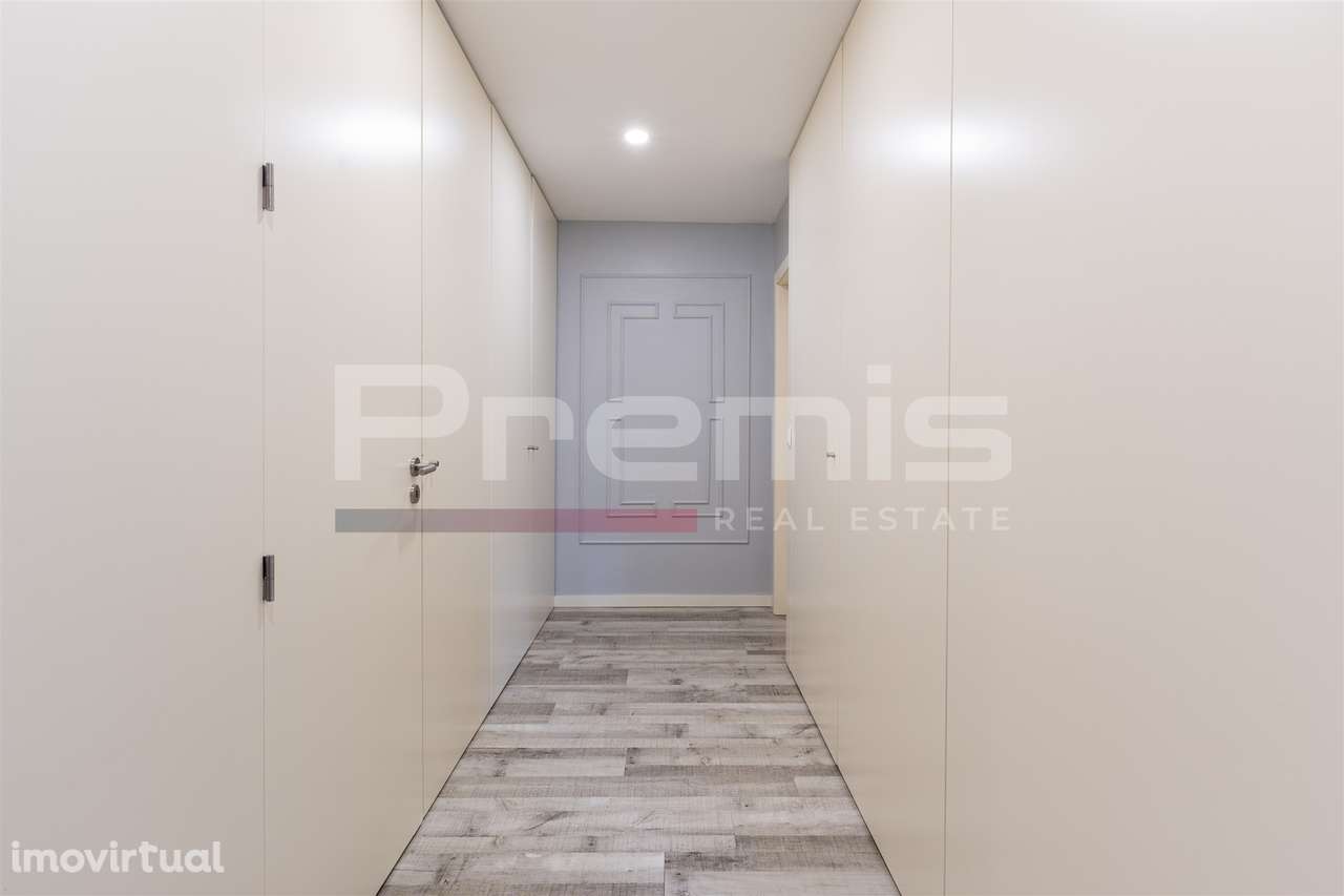 T1 no centro do Porto em frente ao metro - Grande imagem: 4/21