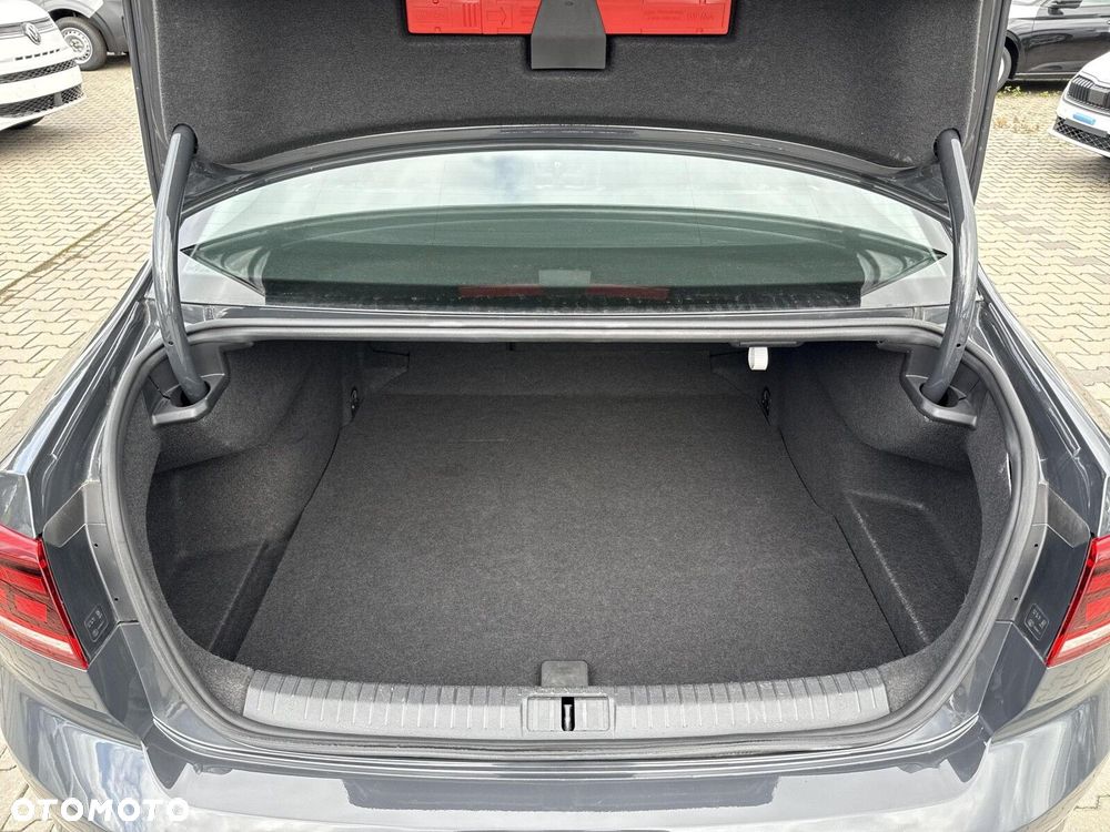 Volkswagen Passat - 25