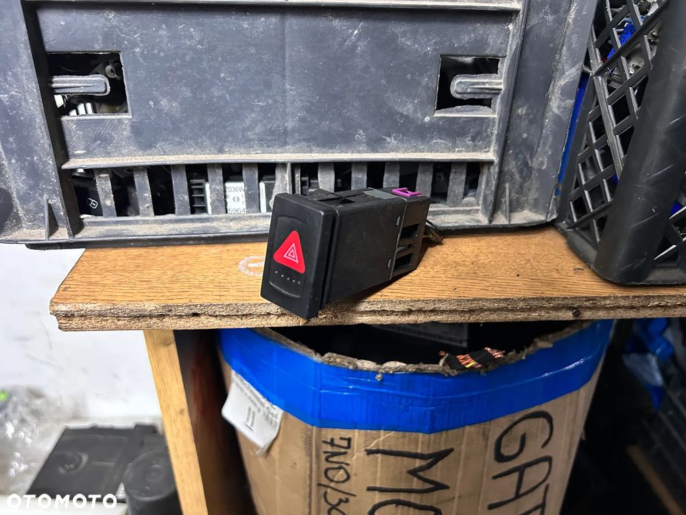 VW PASSAT B5 LIFT PRZYCISKI PRZEŁĄCZNIKI ŚWIATEŁ AWARYJNYCH 3B0953235D WYSYŁKA !!! - 1