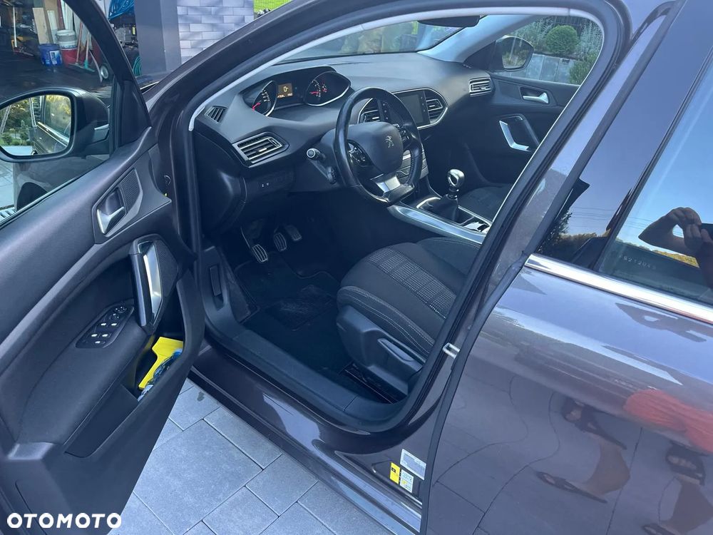 Peugeot 308 SW 1.2 PureTech Allure S&S - 10