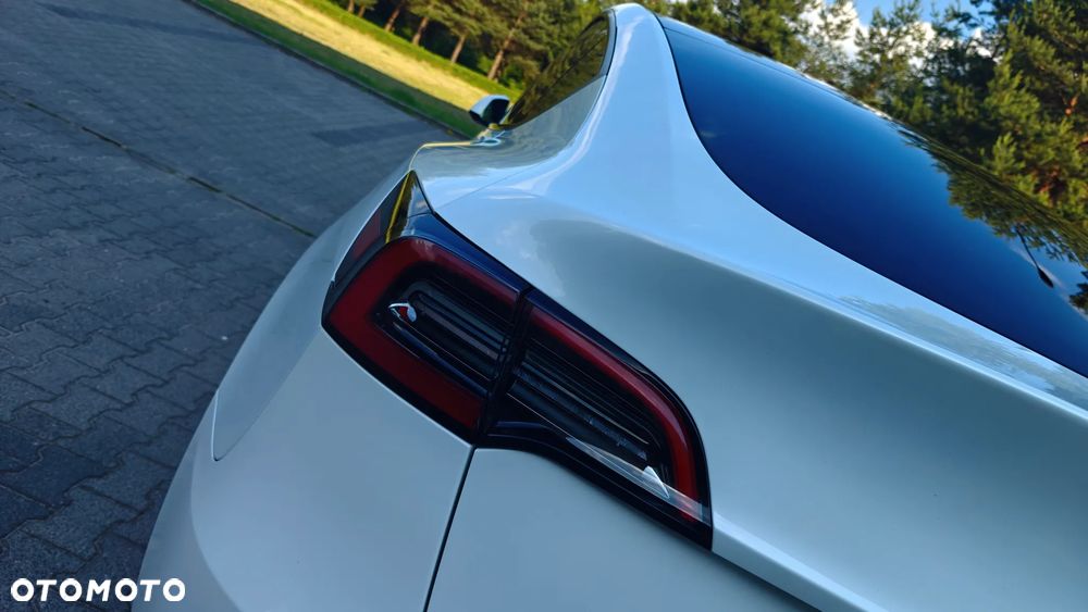 Tesla Model Y Long Range Dual Motor AWD - 8