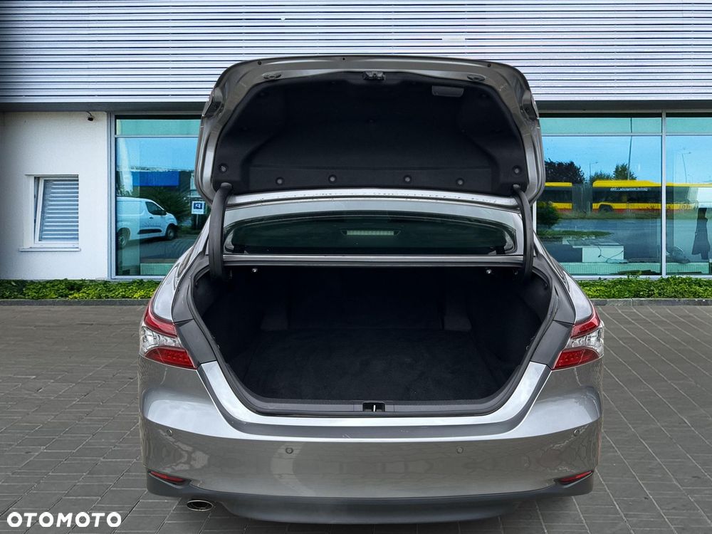Toyota Camry 2.5 Hybrid Executive CVT - 24