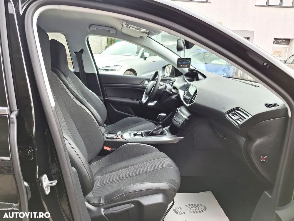 Peugeot 308 1.2 L PureTech Turbo Allure - 12