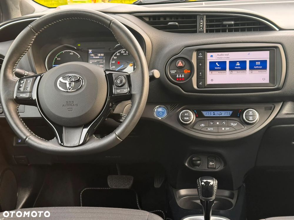 Toyota Yaris Hybrid 100 Selection - 19
