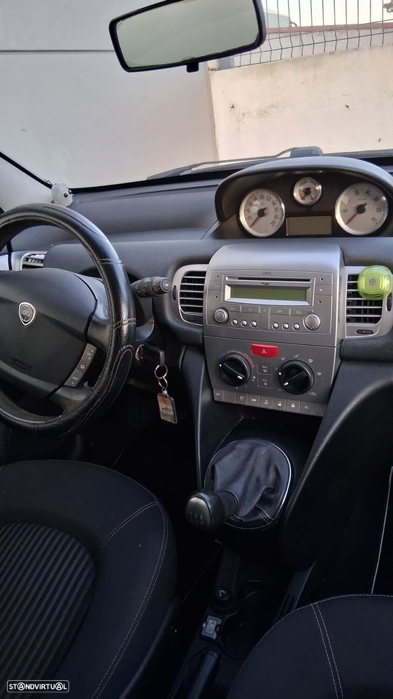 Lancia Ypsilon 1.3 JTD Sport Momo Design - 2