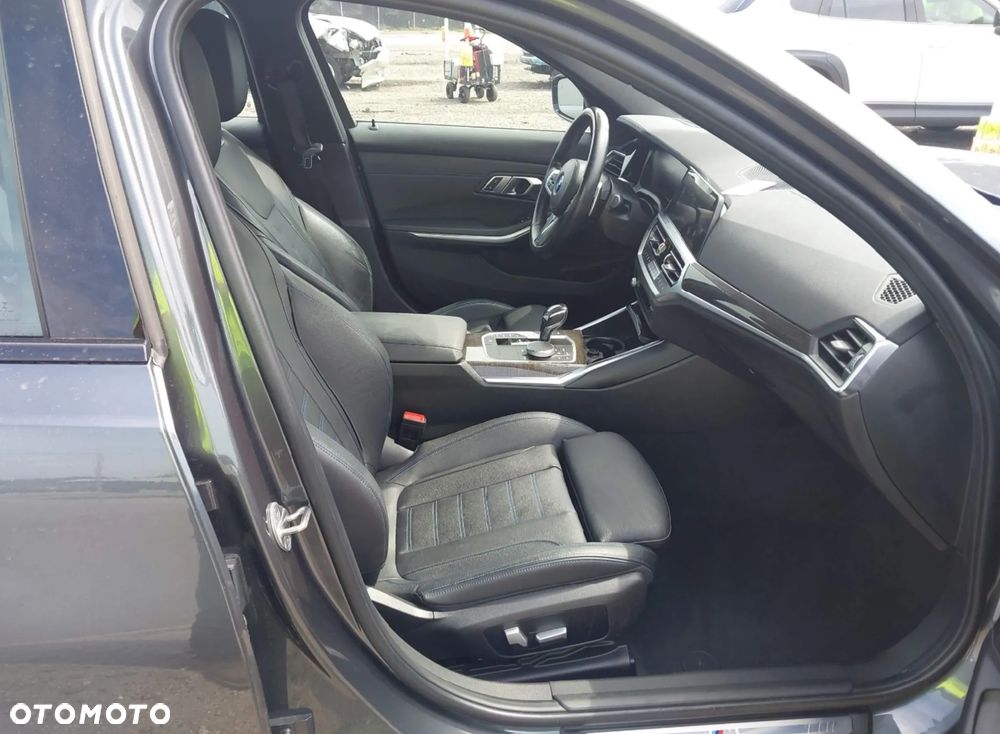 BMW Seria 3 330i Sport Line sport - 9