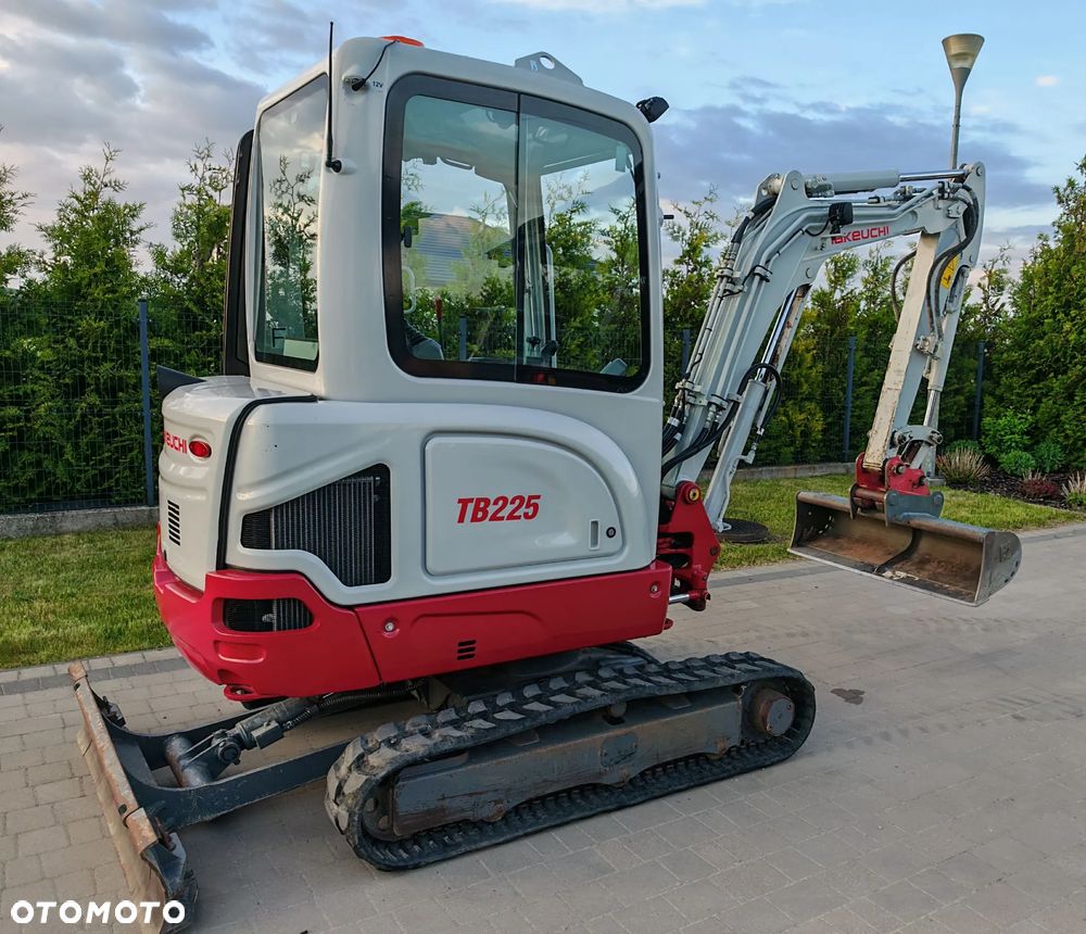 Takeuchi TB225 - 10