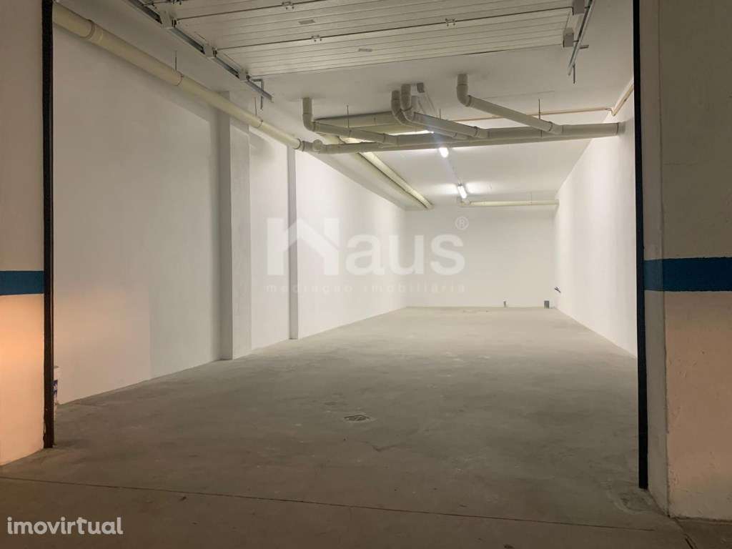 Garagem inserida em cave - Grande imagem: 3/3