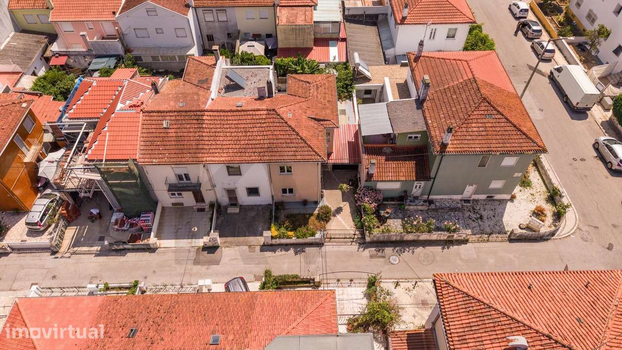 Moradia Geminada T4 com Garagem e Jardim no Prestigiado Bairro Norton - Grande imagem: 4/38