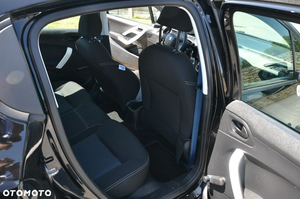 Peugeot 208 - 18