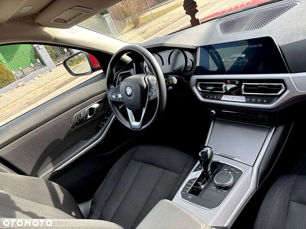 BMW Seria 3 330i - 12