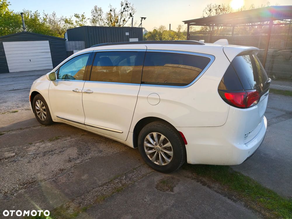 Chrysler Pacifica - 16