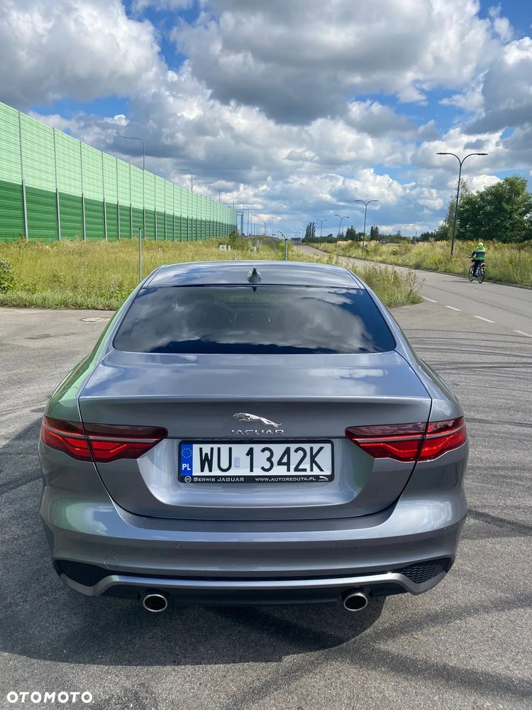 Jaguar XE 2.0 P250 R-Dynamic SE - 11