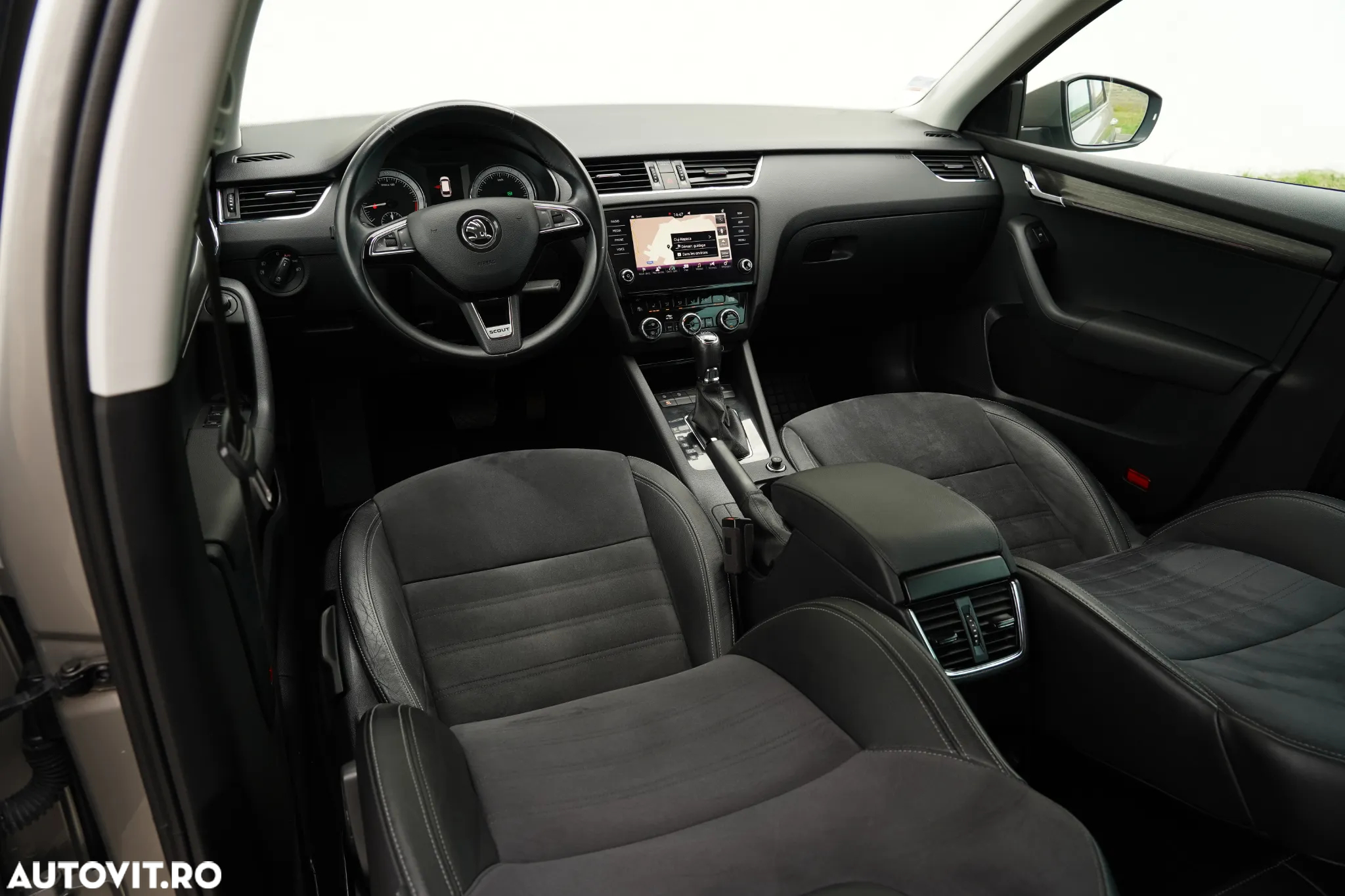 Skoda Octavia Combi 2.0 TDI 4x4 DSG Scout - 9