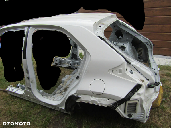 TOYOTA YARIS CROSS TYŁ Z DACHEM CAŁOŚĆ 21 25R 040