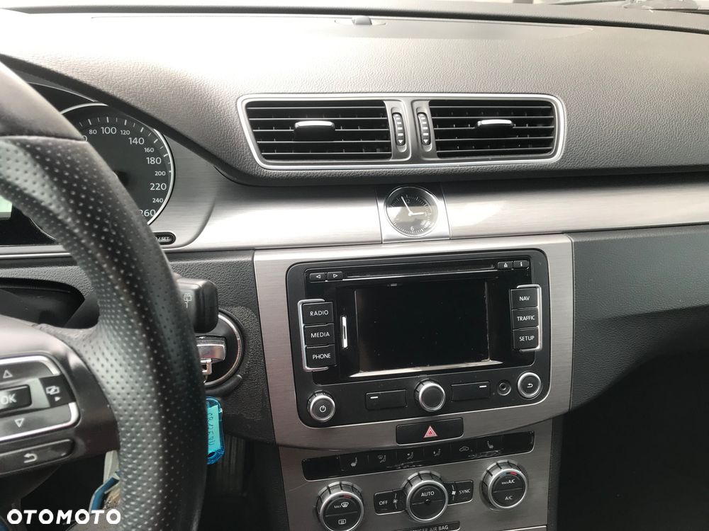 Volkswagen Passat - 24