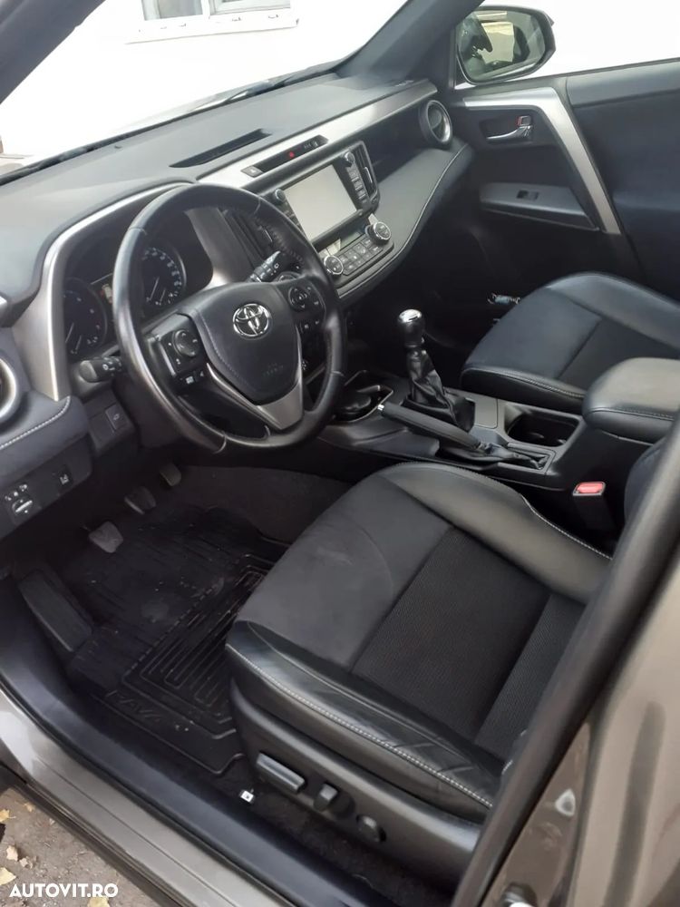 Toyota RAV4 2.0 D-4D 2WD Luxury - 17