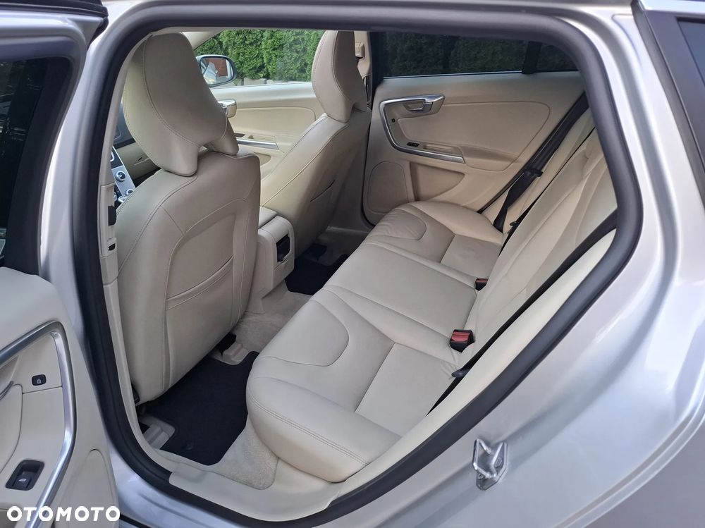 Volvo V60 T5 Drive-E Dynamic Edition (Momentum) - 9