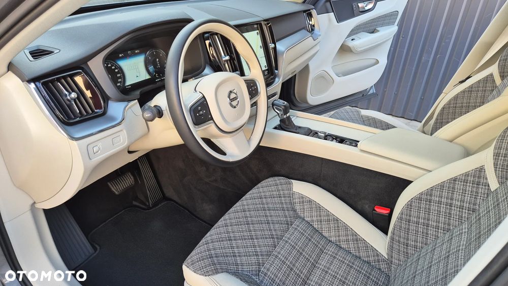 Volvo XC 60 D4 Momentum Pro - 24
