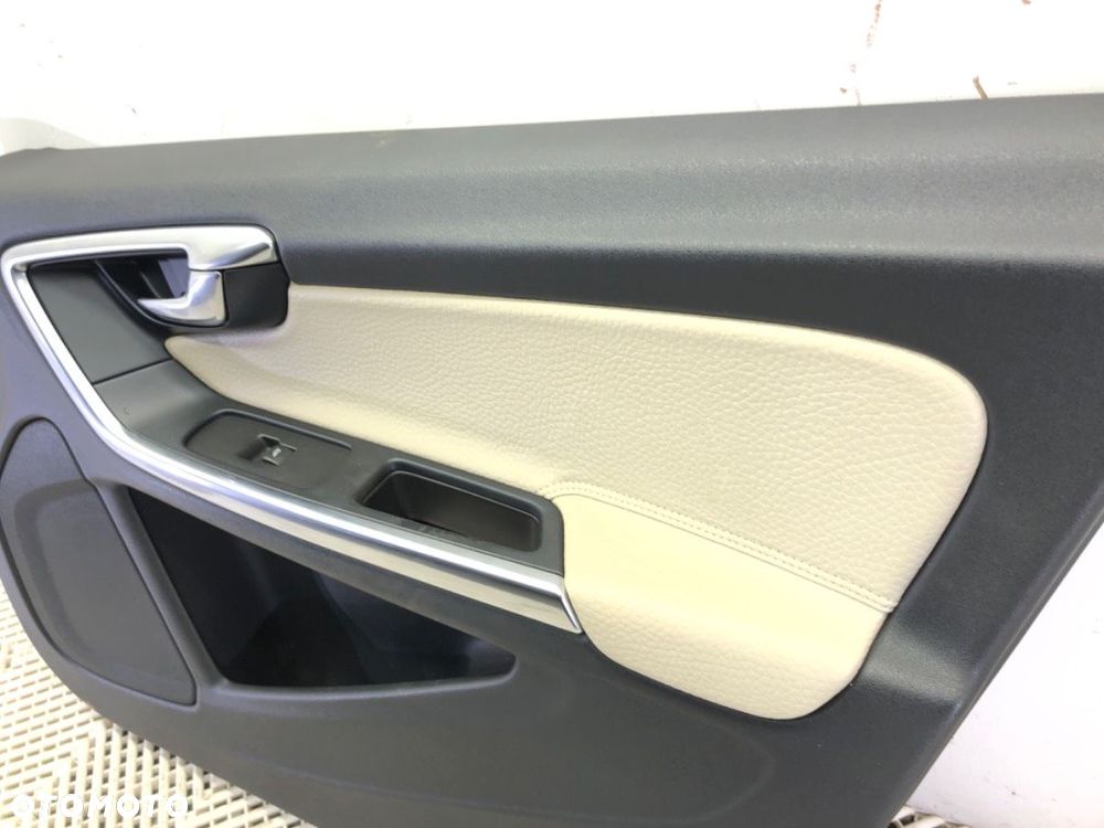 BOCZEK DRZWI PRAWY PRZÓD  VOLVO V60 I (155, 157) 2010 - 2018 D3 / D4 120 kW [163 KM] olej napędowy - 2