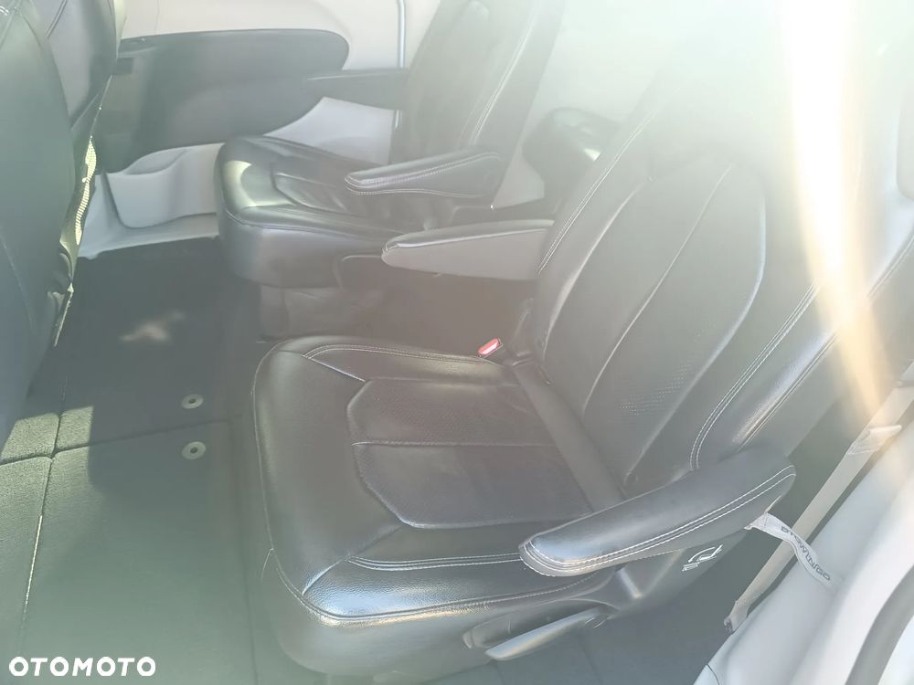 Chrysler Pacifica - 12