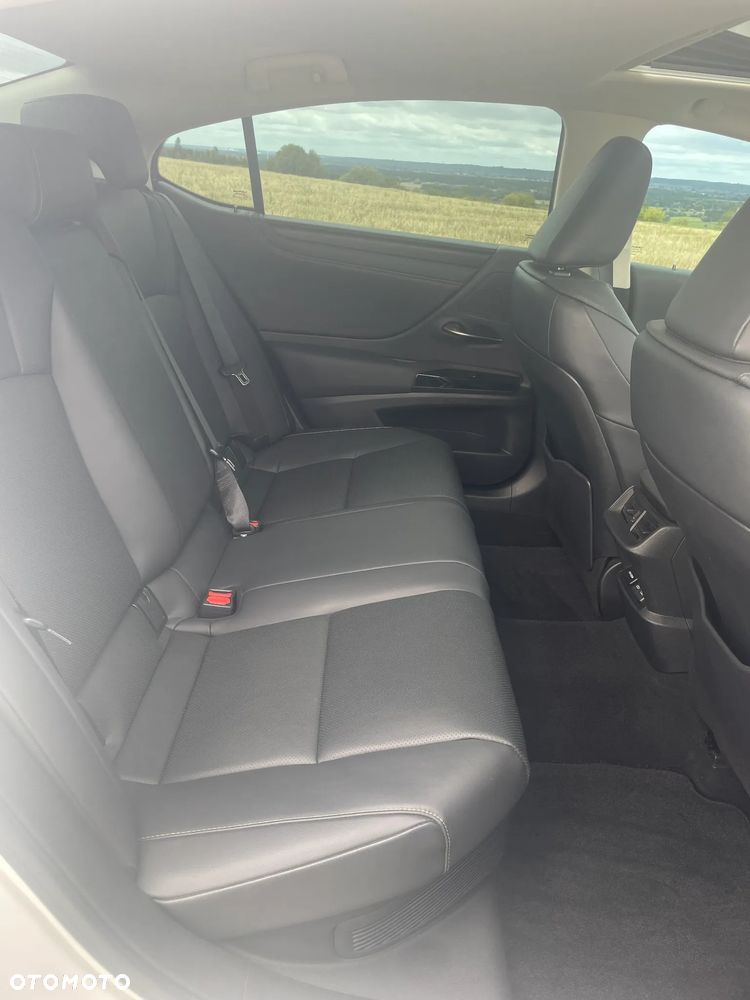 Lexus ES 300h Business Edition + - 23