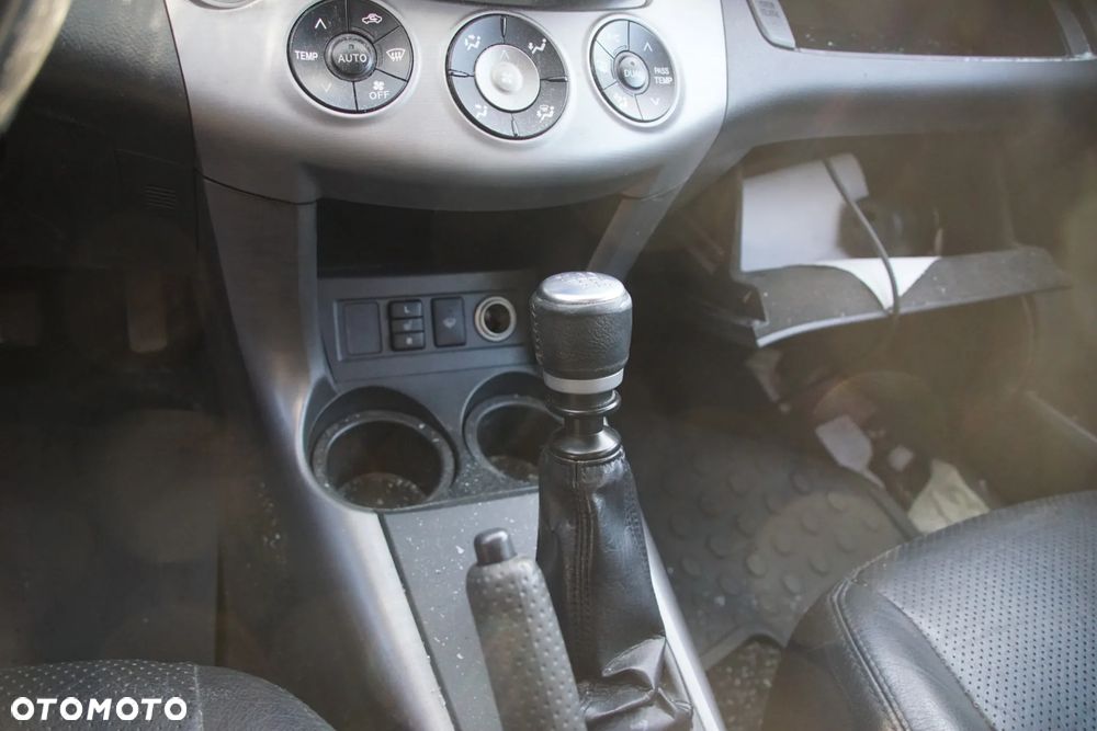 Auto na części - Toyota RAV4 III 2.2 D-4D 136 KM 2AD-FTV EA62 202 2008R Silnik Skrzynia Drzwi Błotnik Klapa Zderzak Lampa Lusterko Klamka Szyba Deska Kokpit Sterownik Moduł Czujnik Licznik Wyświetlacz Panel Kierownica - 14