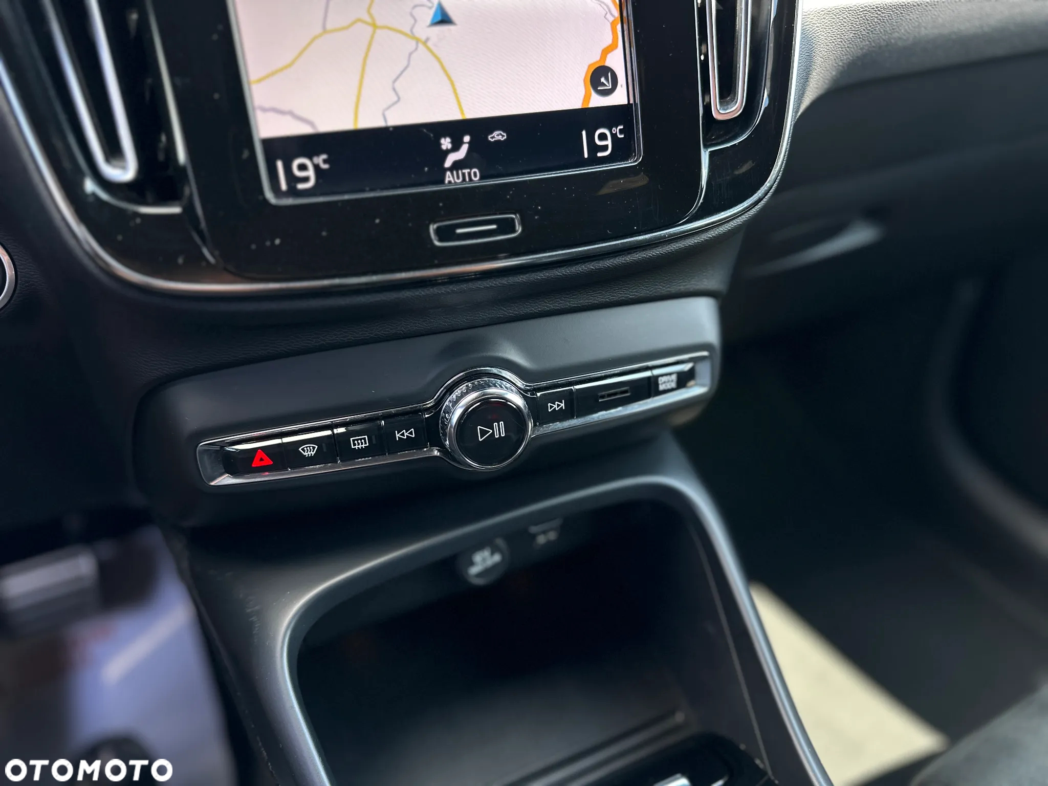 Volvo XC 40 D4 AWD Geartronic R-Design - 32