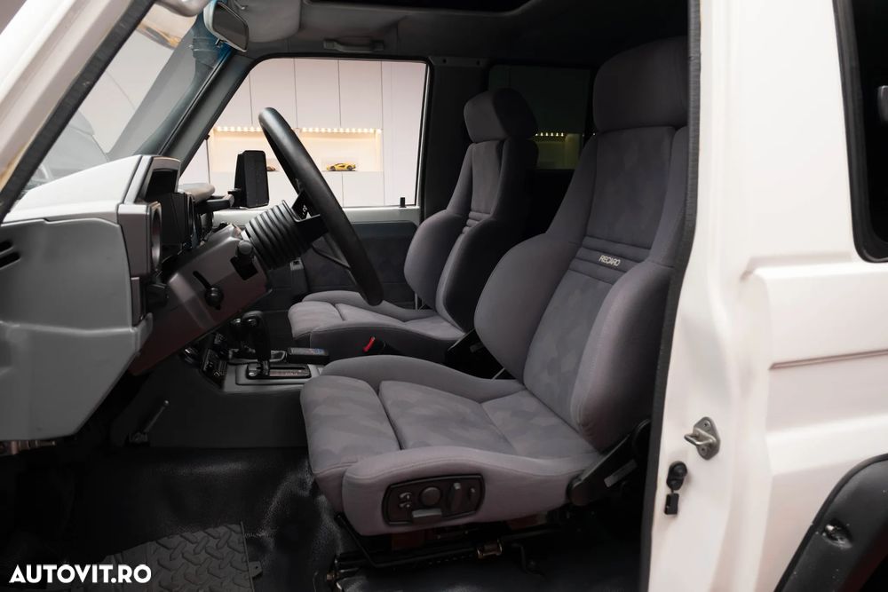 Toyota Land Cruiser - 22