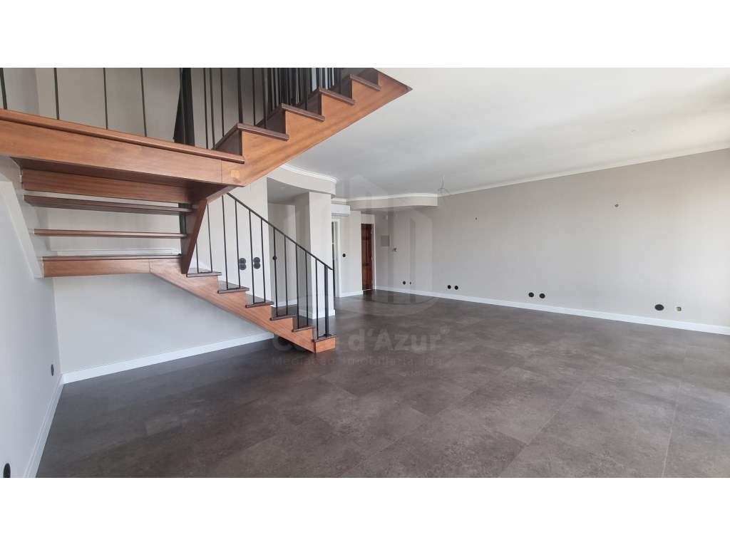 Apartamento T3 Duplex no Centro de Sesimbra - Segunda Linha de Mar - Grande imagem: 3/25