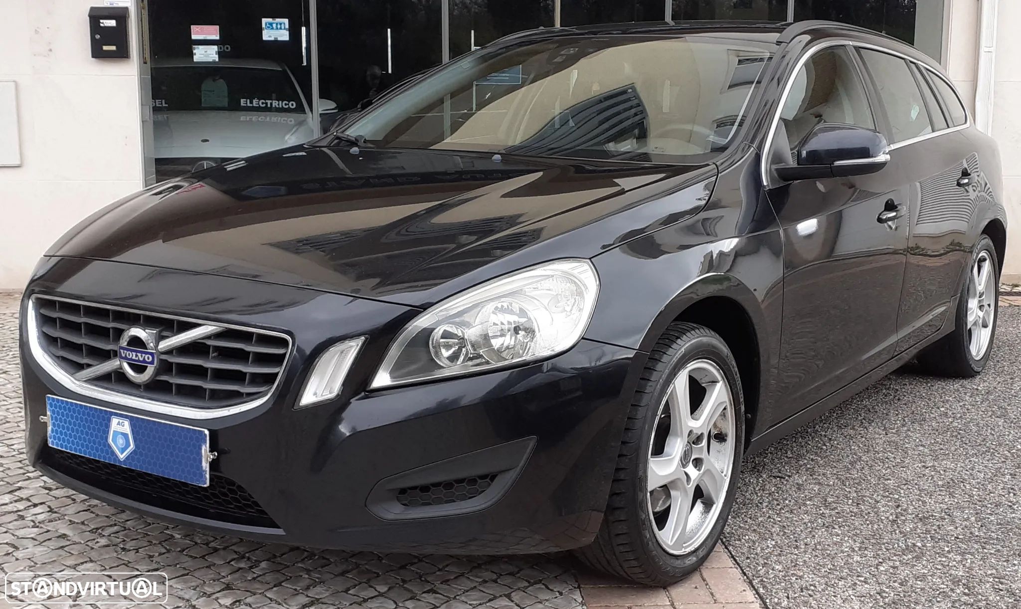 Volvo V60 2.0 D3 Momentum - 1