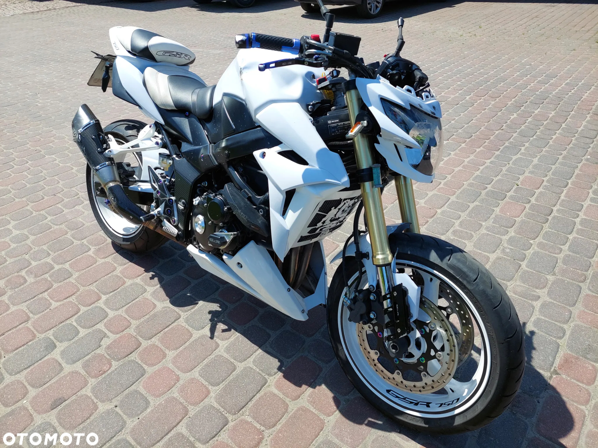 Suzuki GSR - 9