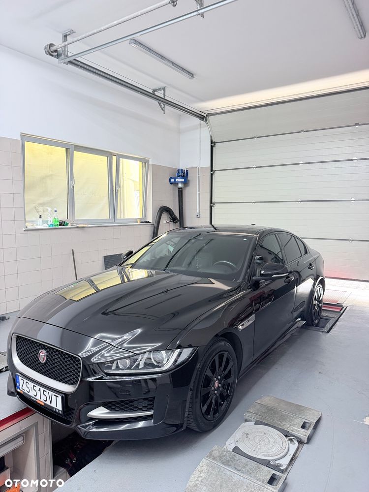 Jaguar XE 2.0 D AWD R-Sport - 3