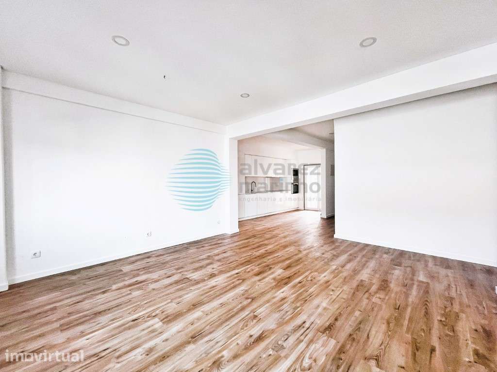 Apartamento T2 com Vista Mar, Garagem e Totalmente Remodelado - Grande imagem: 5/30