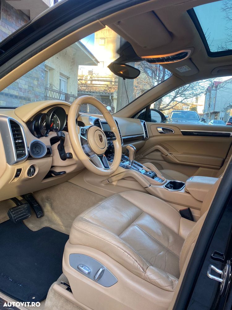 Porsche Cayenne 3.0 L - 4