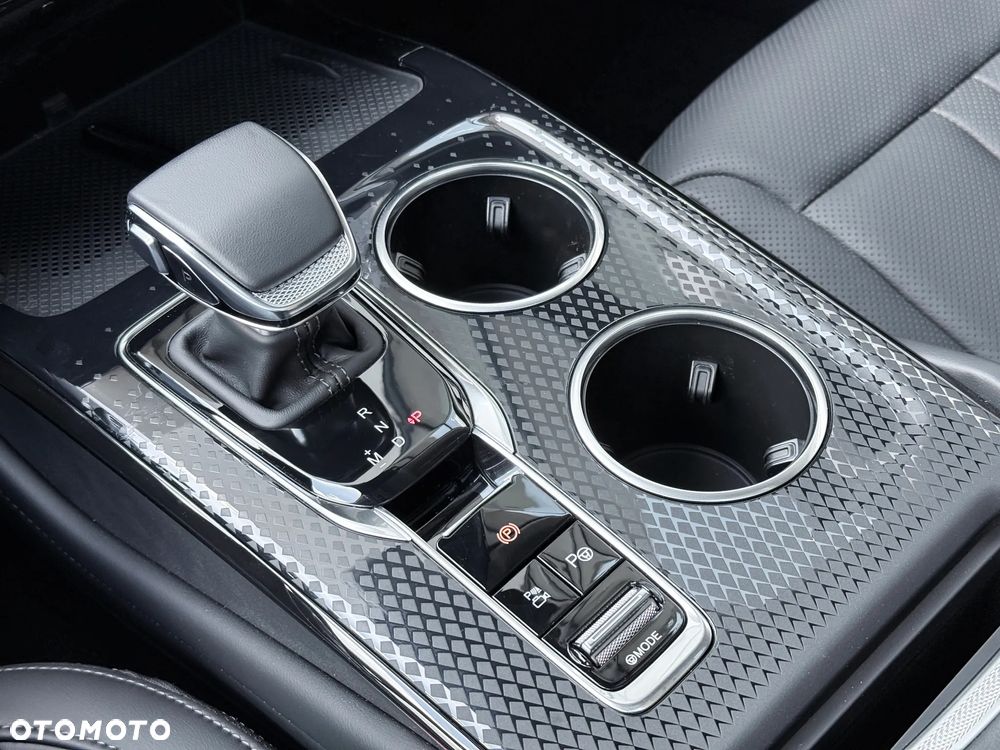 Hongqi HS3 2.0T AWD - 36