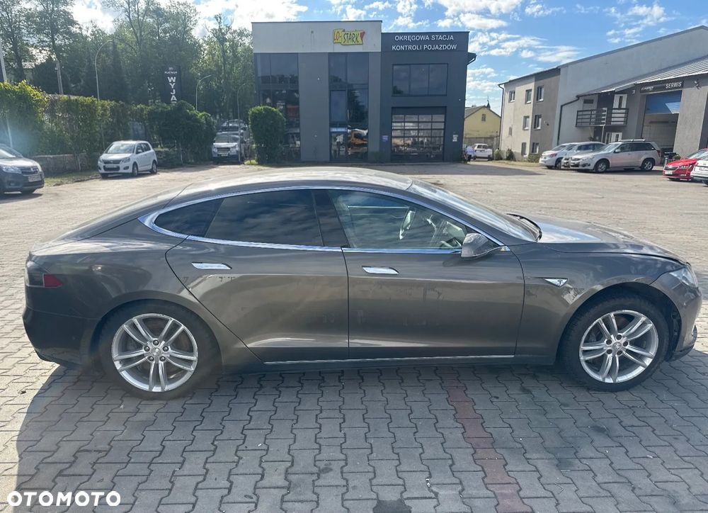 Tesla Model S - 1